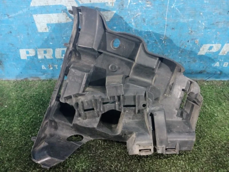 Кронштейн бампера передний правый Volvo XC70