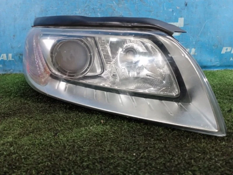 Фара ксеноновая передняя правая Volvo XC70