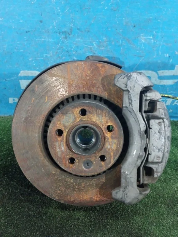 Кулак поворотный передний правый Volvo XC70