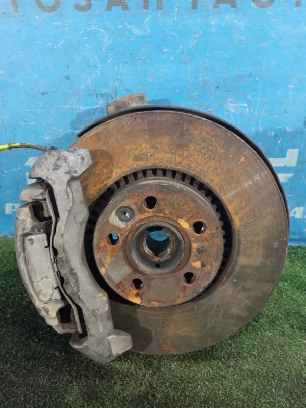 Кулак поворотный передний левый Volvo XC70