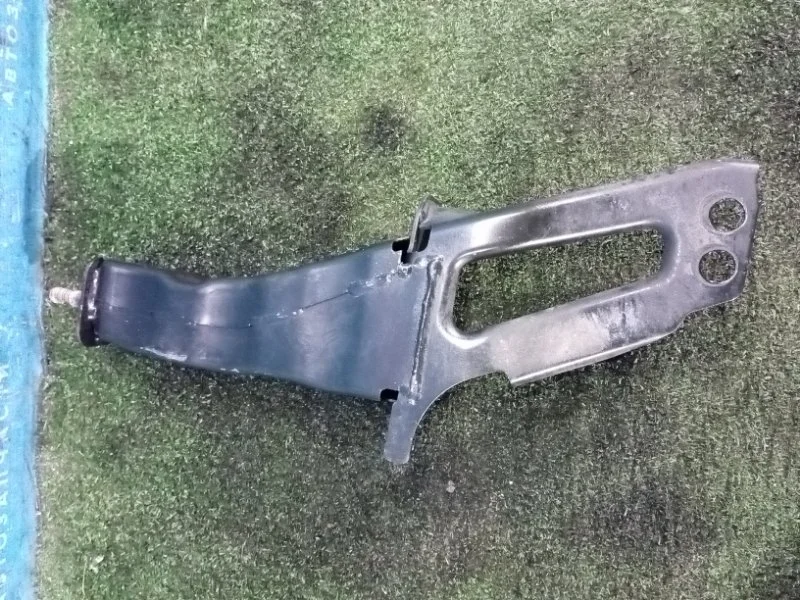 Кронштейн усилителя бампера передний правый Volvo