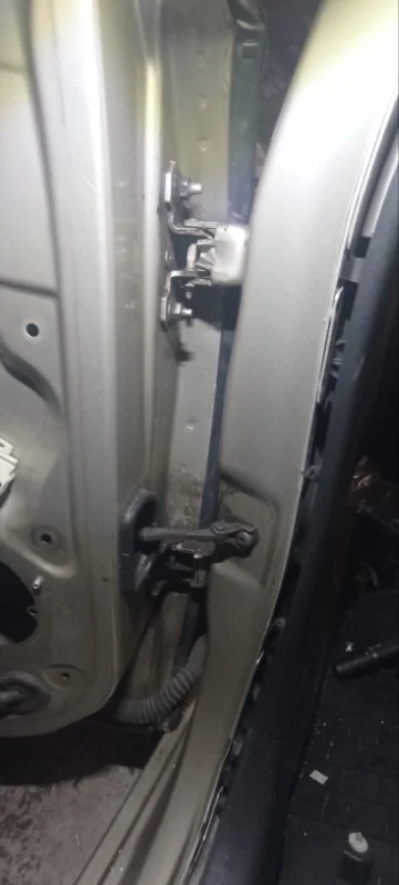 Петля двери задняя левая Renault Fluence K4M