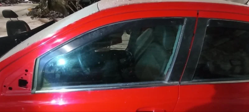 Стекло двери переднее левое Opel Astra H 2004-2015