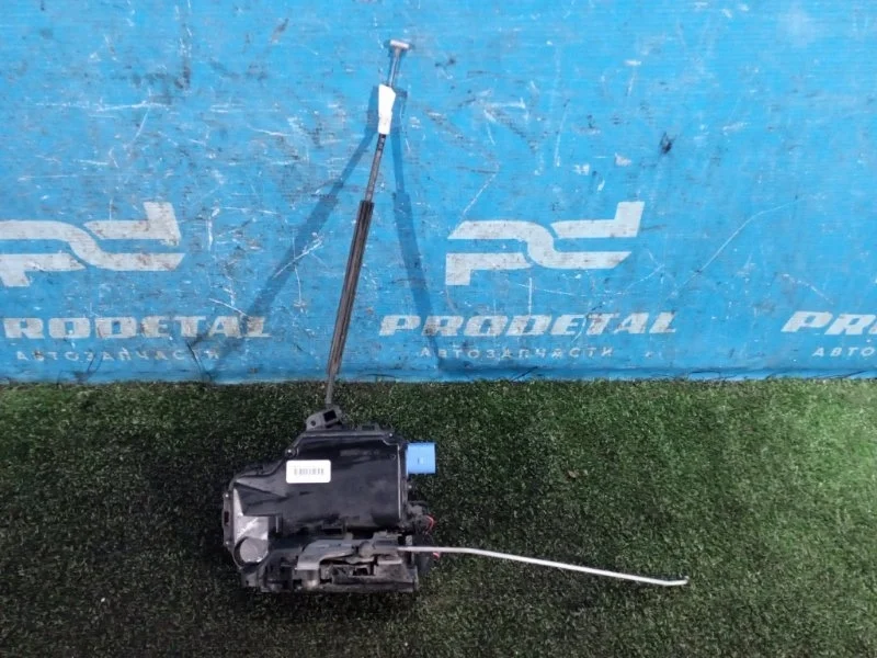 Замок двери задний правый Skoda Roomster 2006-2015