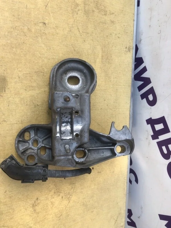 Кронштейн двигателя audi a4 B7 ALT 2006