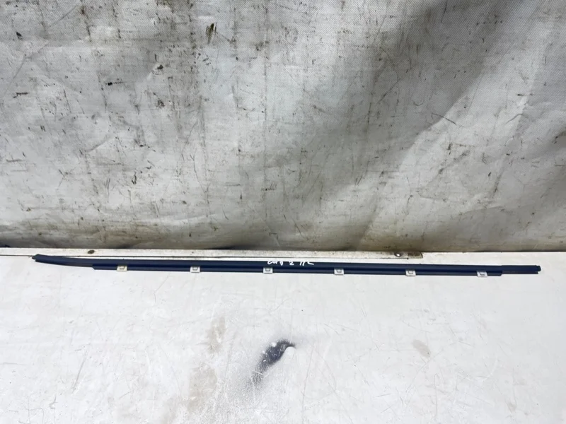 Молдинг стекла передний левый KIA CEED 2 2012-2018