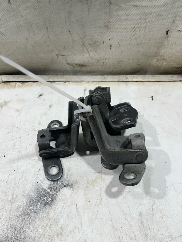 Петля двери правая Hyundai Santa fe 2 2009