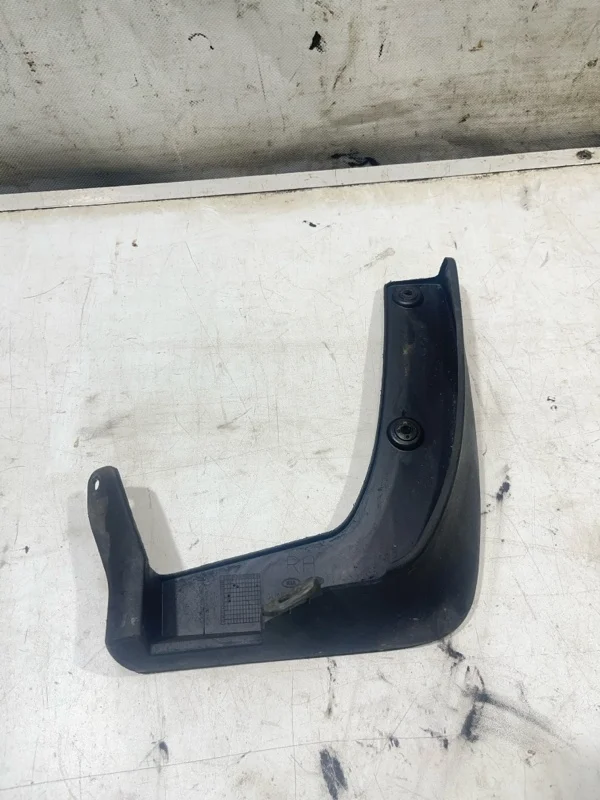 Брызговик передний правый KIA Sorento 2 2010