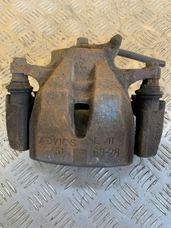 Суппорт передний левый Toyota Rav 4 (Ca40) (2012-2019) 2013 4775042091 2.0 D 1ADFTV