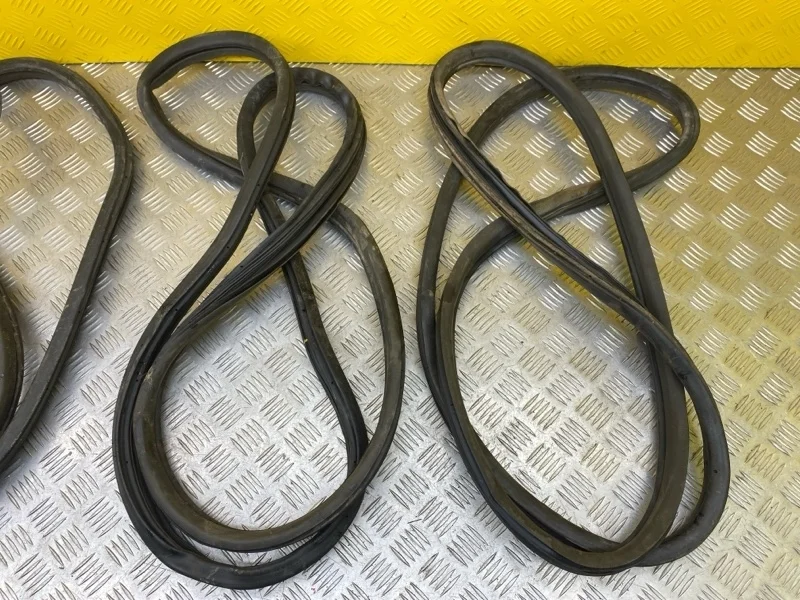 Уплотнитель Nissan Pathfinder (R51M) 2004-2013 2005 80830EB300 ВНЕДОРОЖНИК 2.5 D YD25DDTI