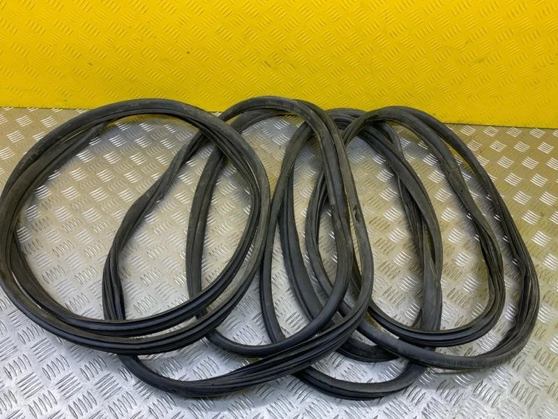 Уплотнитель Nissan Navara (D40) 2004-2015 2008 82830EB320 ПИКАП 2.5 D YD25DDTI