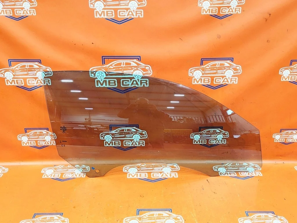 Стекло переднее правое Mercedes-Benz