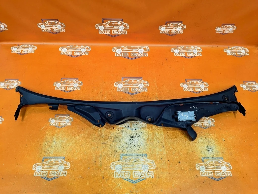 Жабо Mercedes-Benz