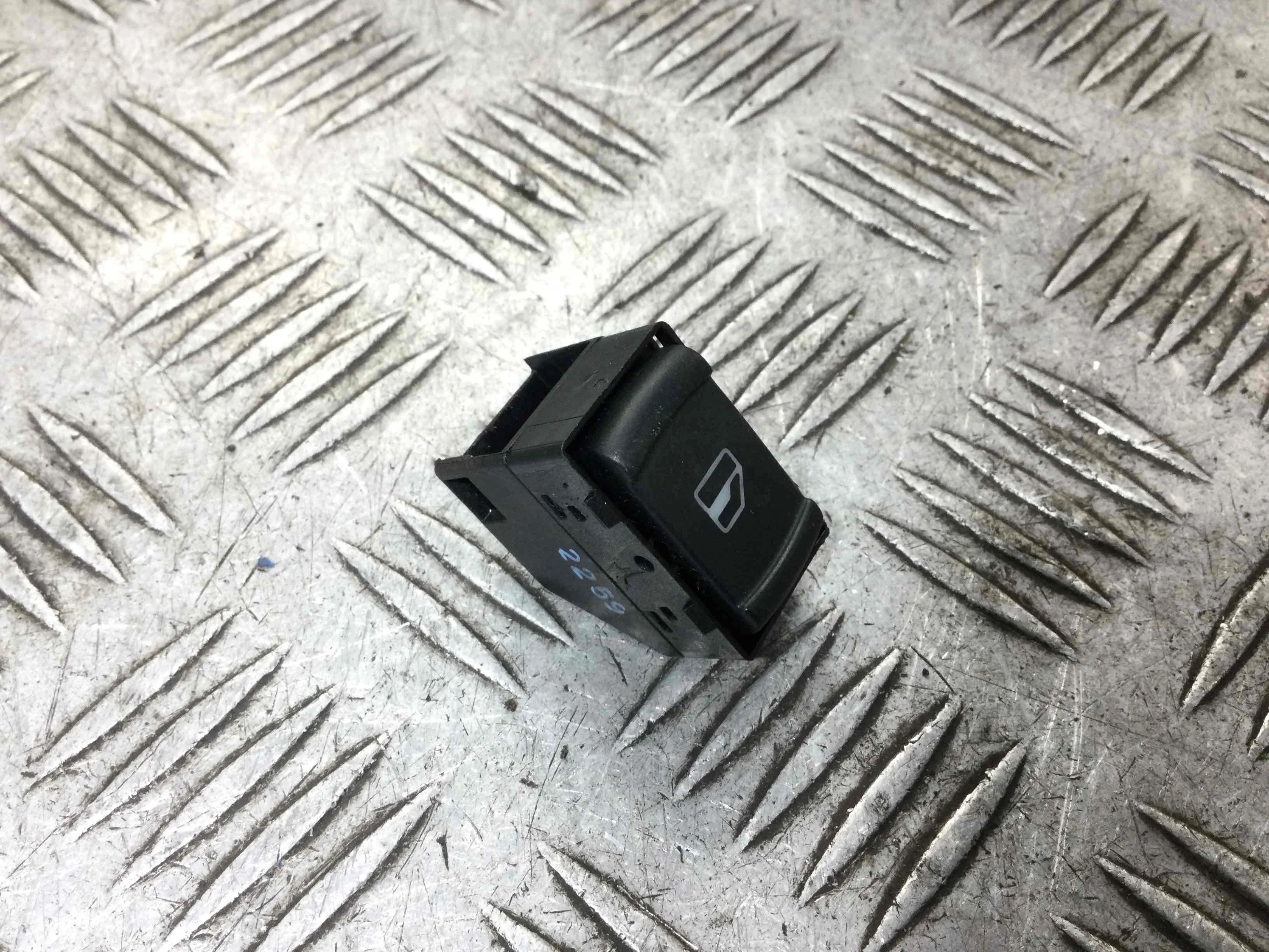 Кнопка стеклоподъемника переднего правого Volkswagen Passat B5 (1996-2000) бензин 1.8 i Механика Универсал