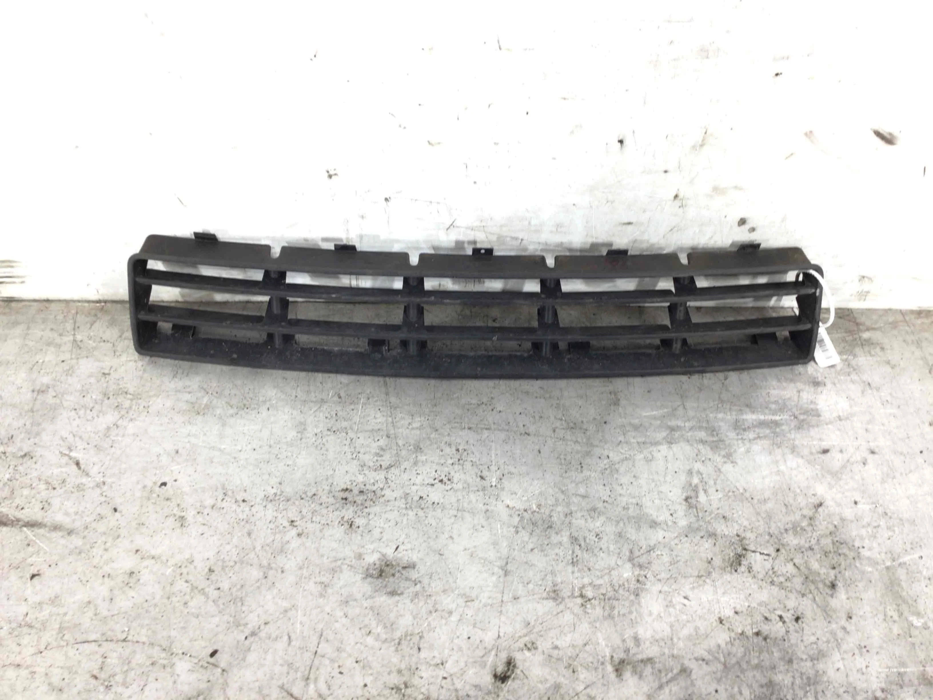 Заглушка (решетка) в бампер передний Volkswagen Golf 4 поколение (1997-2004) дизель 1.9 SDI Механика Х/б