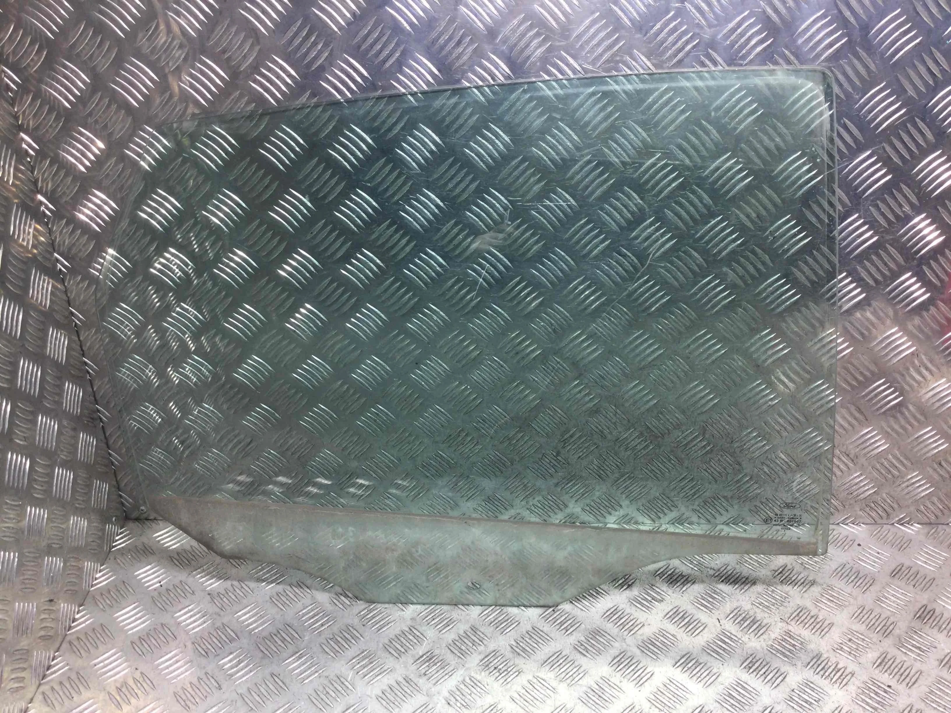 Стекло двери задней правой Ford Focus 1 поколение [рестайлинг] (2001-2005) бензин 1.6 i Механика 5-дв, х/б