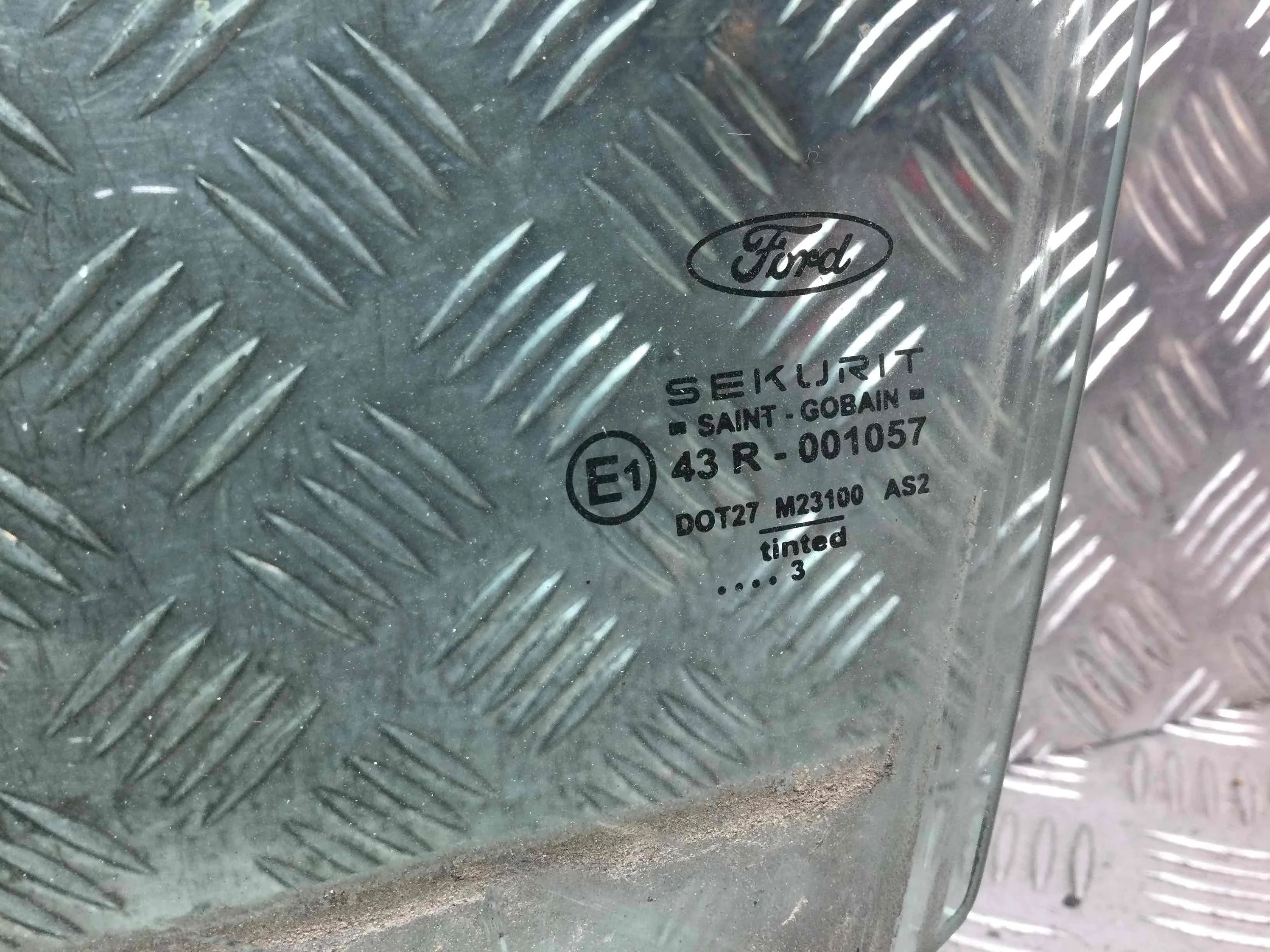 Стекло двери передней левой Ford Focus 1 поколение [рестайлинг] (2001-2005) бензин 1.6 i Механика 5-дв, х/б