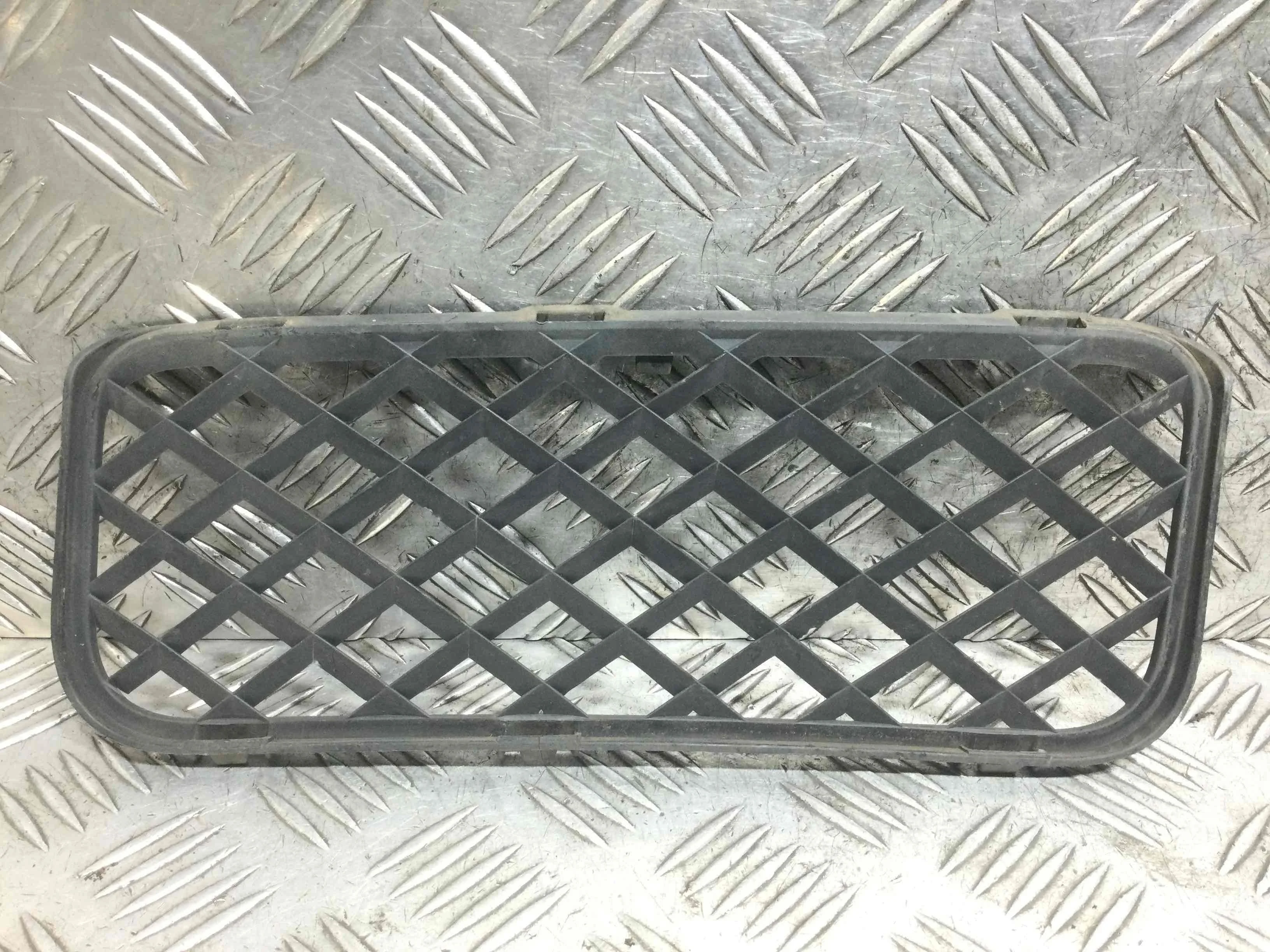 Заглушка (решетка) в бампер передний Volkswagen Touareg 1 поколение 2002-2007 дизель 2.5 TDI Автомат Внедорожник