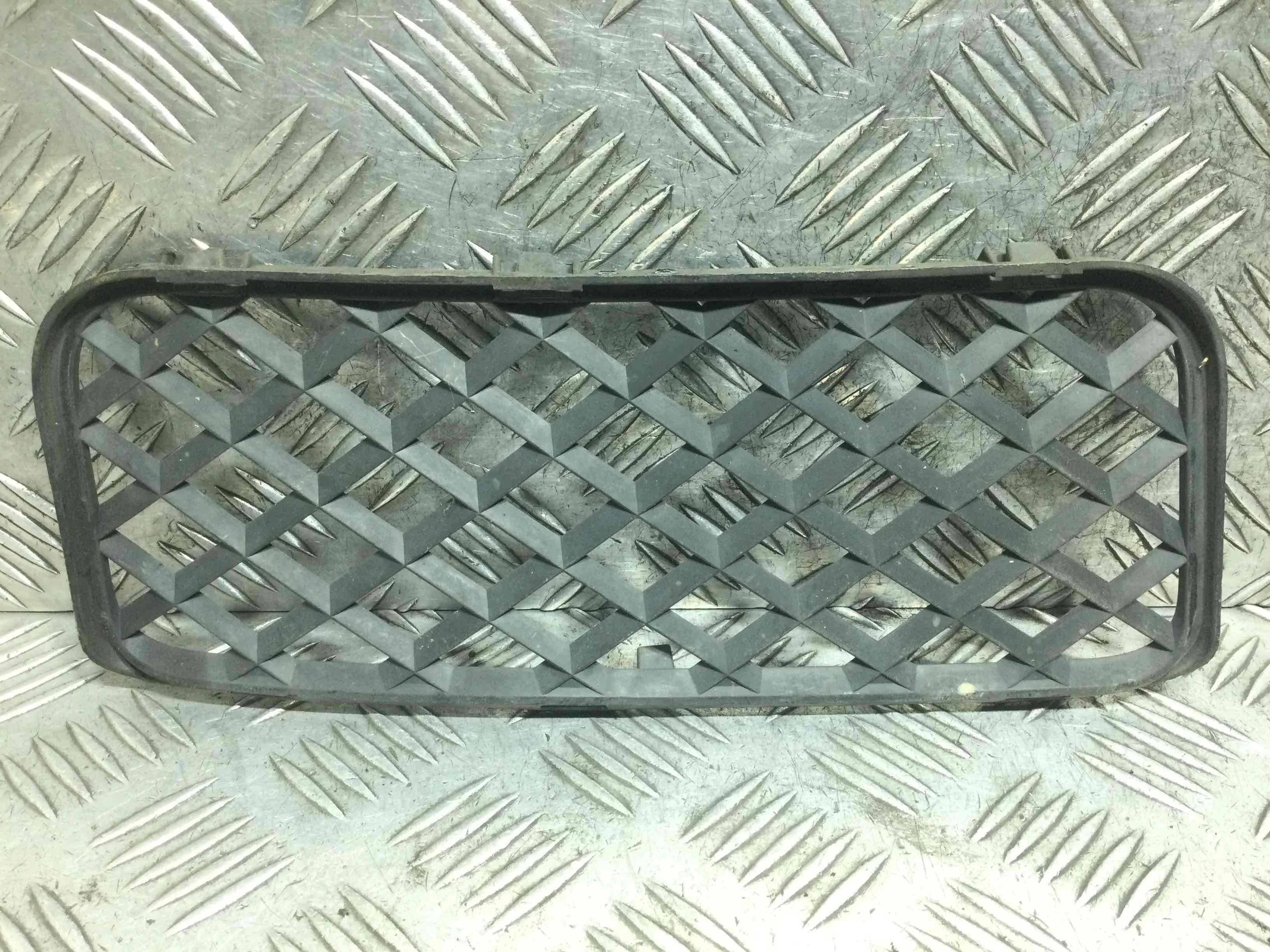 Заглушка (решетка) в бампер передний Volkswagen Touareg 1 поколение 2002-2007 дизель 2.5 TDI Автомат Внедорожник