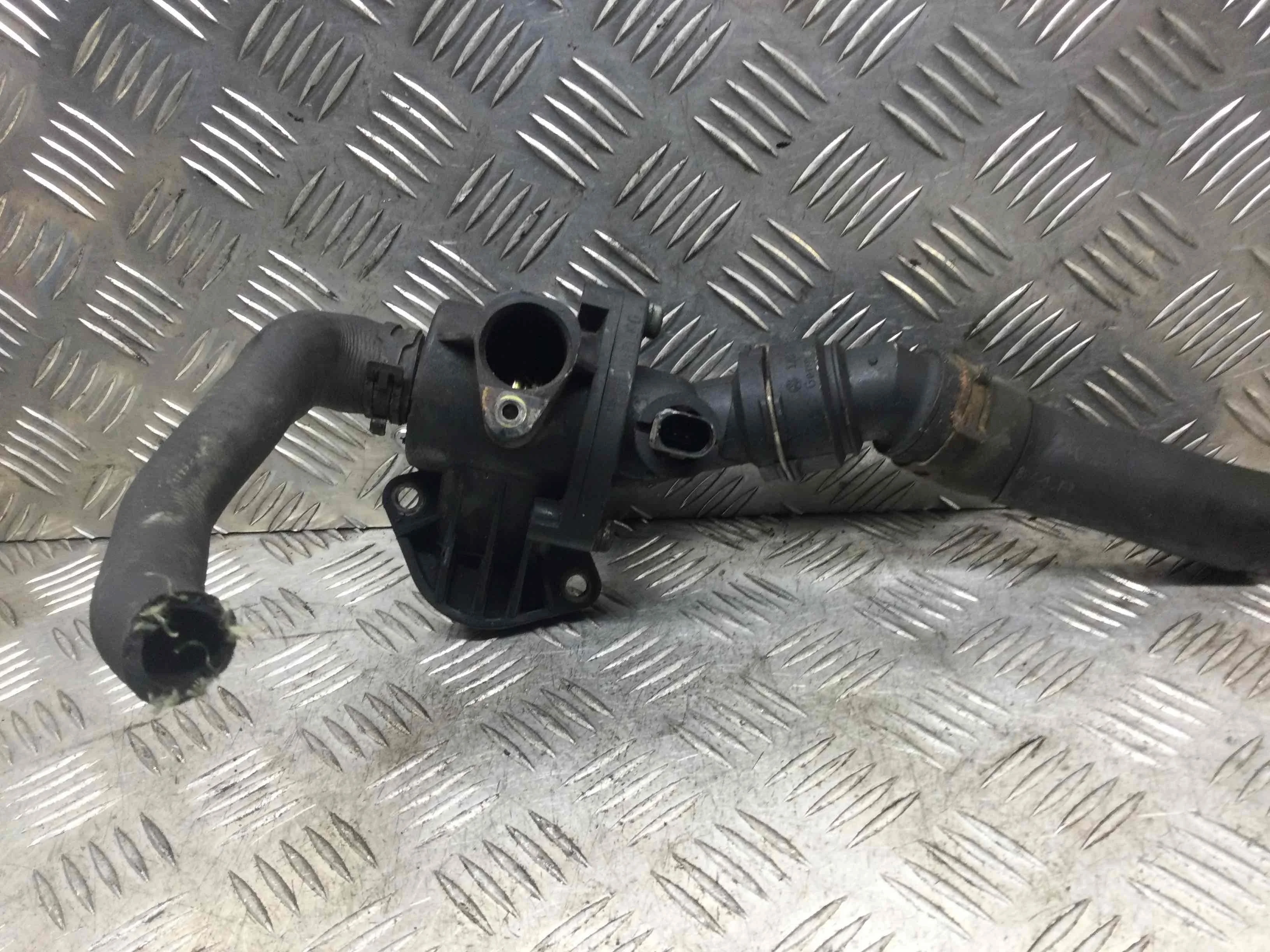 Корпус термостата Audi A3 8P (2003-2005) бензин 2.0 i Механика Х/б