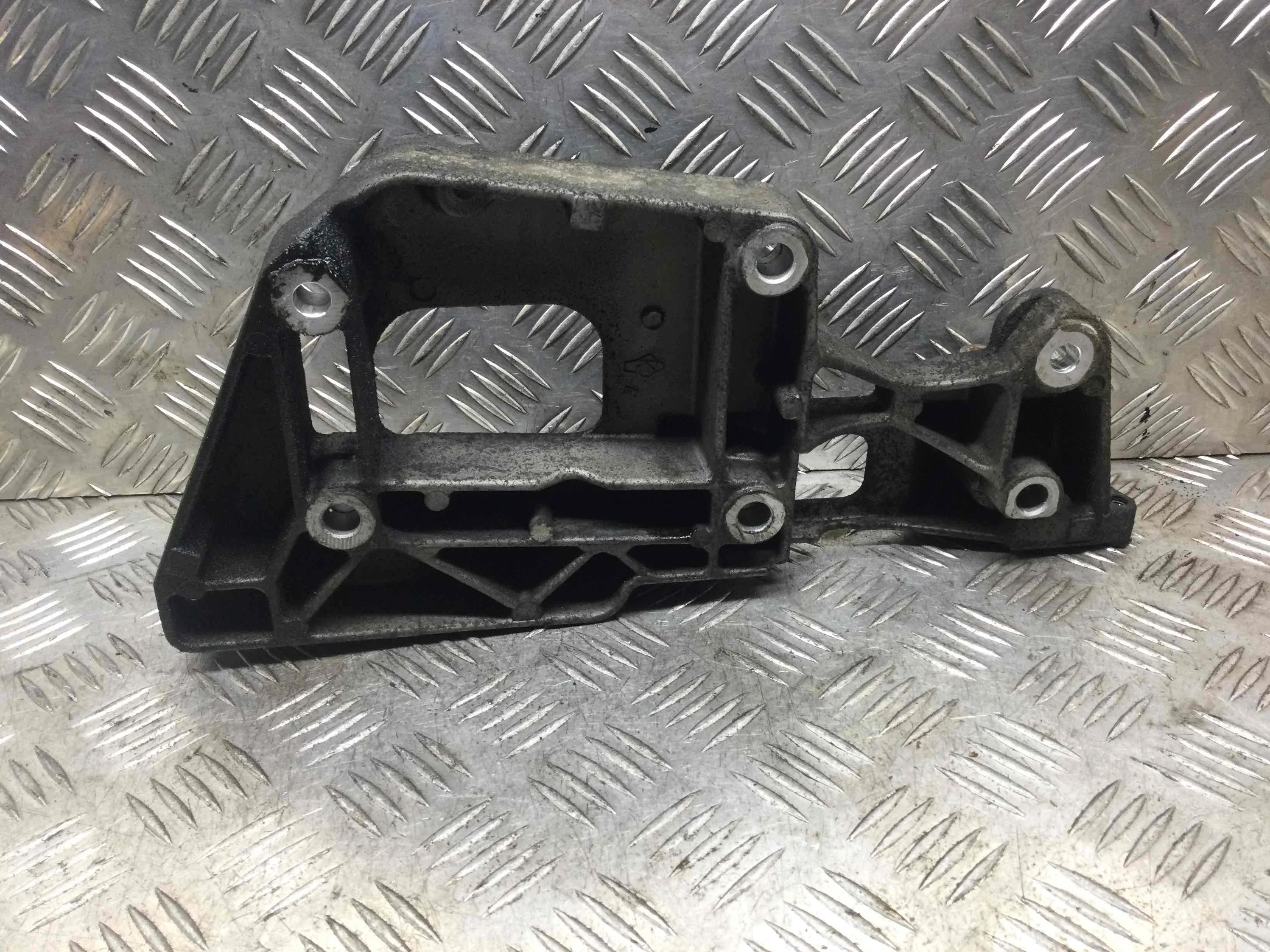 Кронштейн генератора Audi A3 8P (2003-2005) бензин 2.0 i Механика Х/б