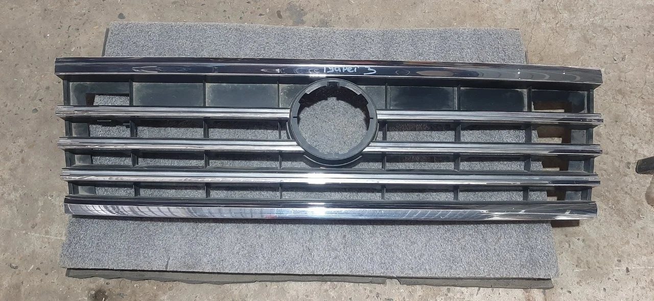 Решетка радиатора Volkswagen Touareg 3 760853651KRYP