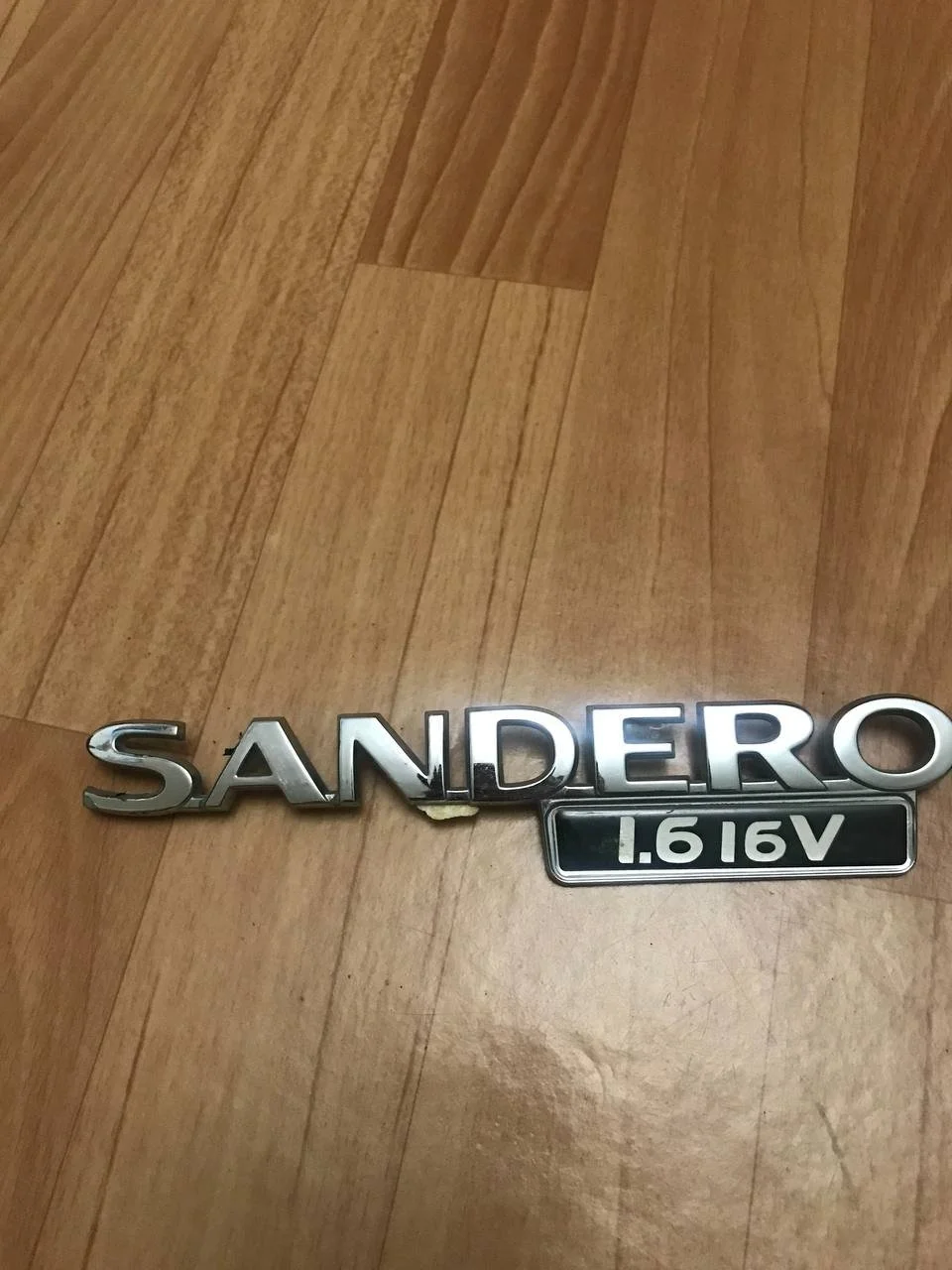 Эмблема надпись Renault Sandero 8200830438