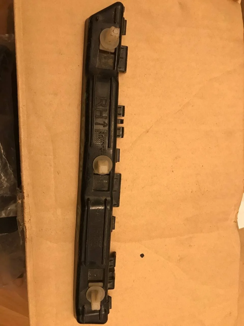 Кронштейн крепления бампера Kia Sorento 866642P000, правый