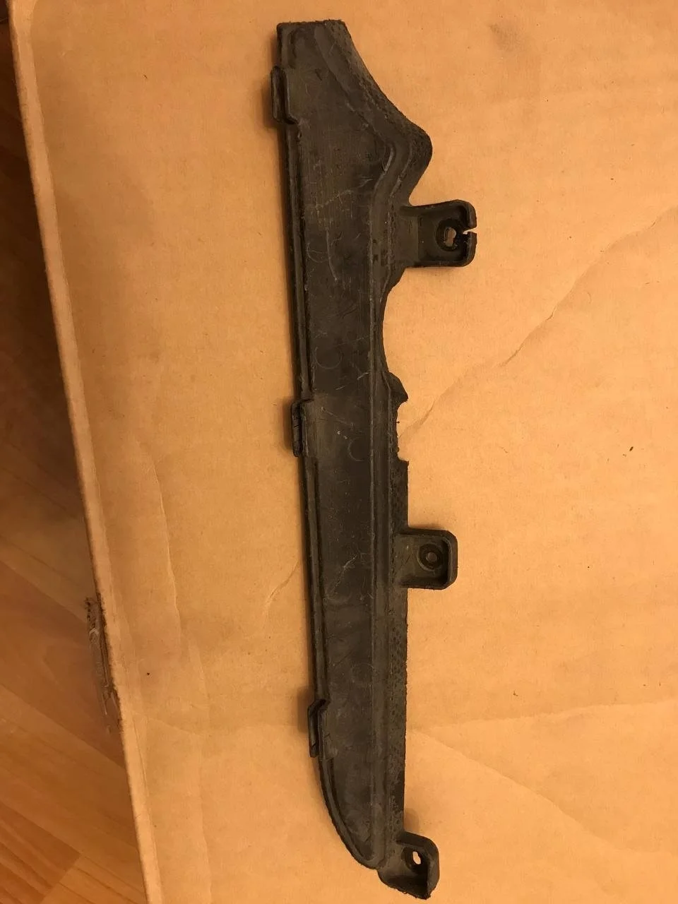 Кронштейн решетки радиатора Hyundai Solaris 863551R000, левый