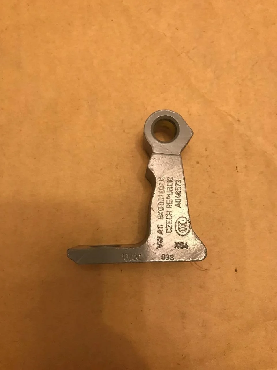 Петля двери Skoda Rapid 8K0831401K, левая