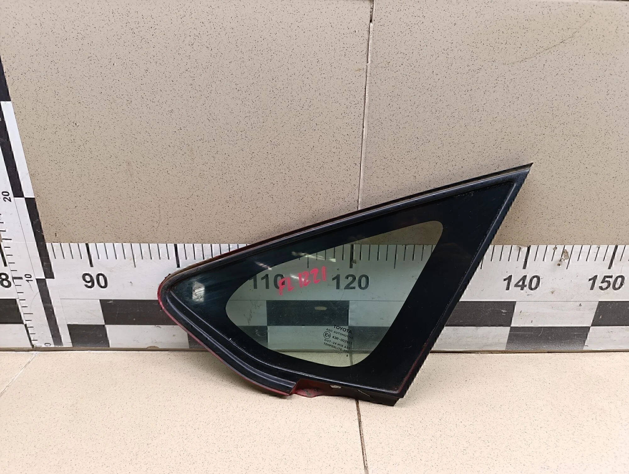 Стекло кузовное глухое левое Auris (E15) 2006-2012