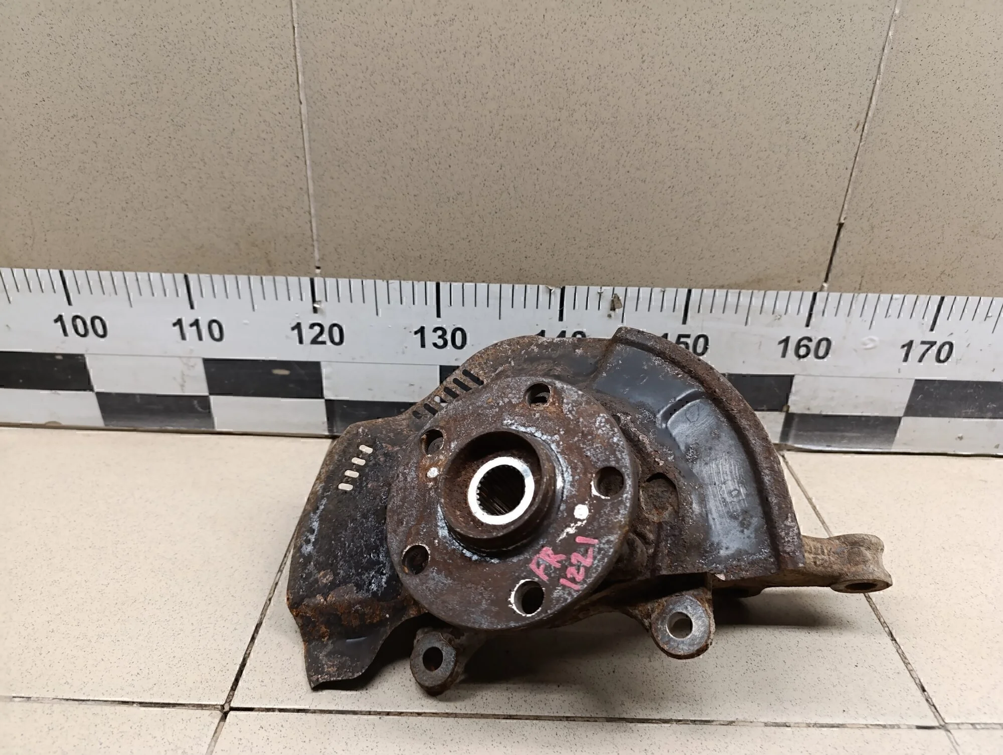 Кулак поворотный передний правый Auris (E15) 2006-2012