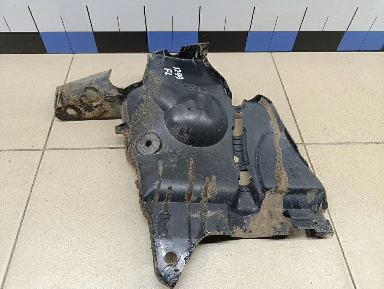 Пыльник двигателя боковой левый Duster 2012>