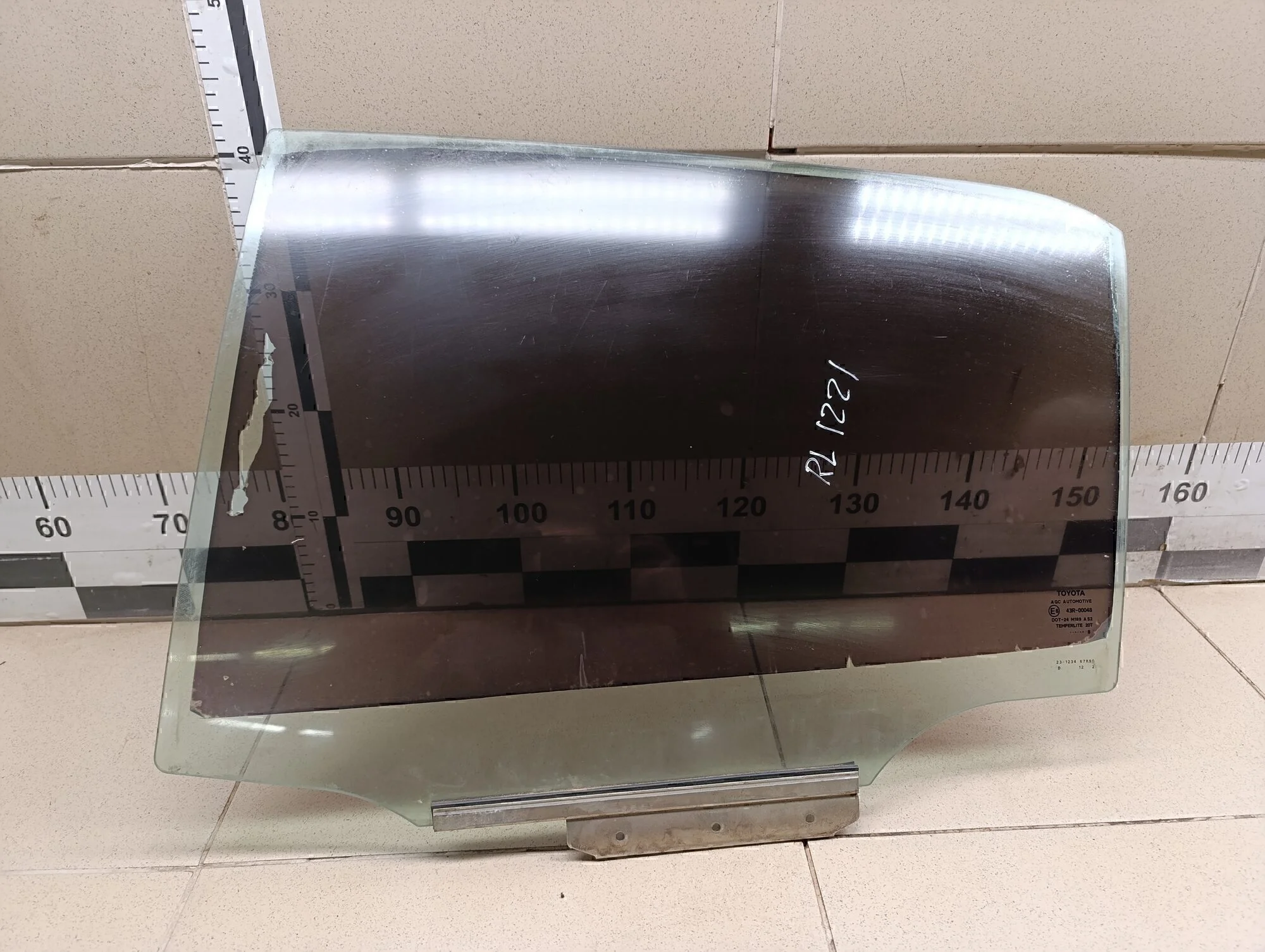 Стекло двери задней левой Auris (E15) 2006-2012