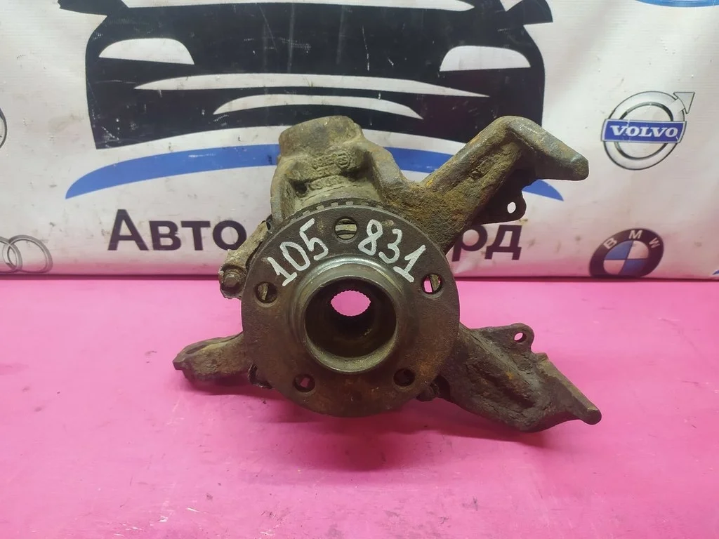 Поворотный кулак правый Гольф 4 Бора Октавия Тур