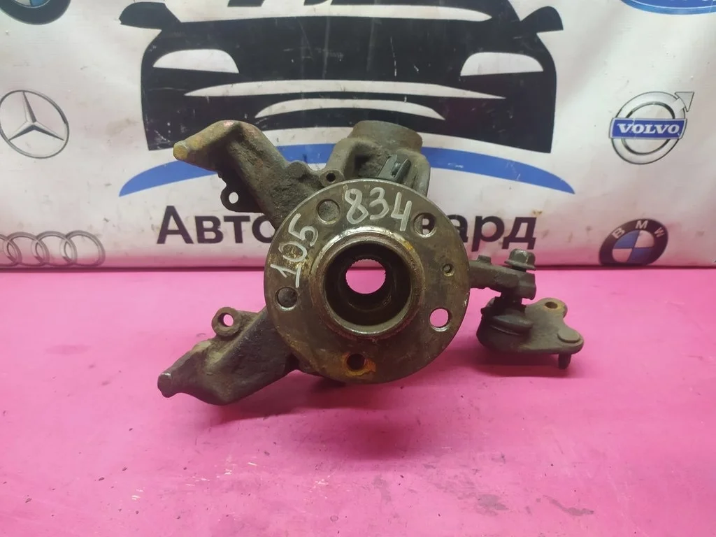 Поворотный кулак левый Fabia Polo Roomster Rapid