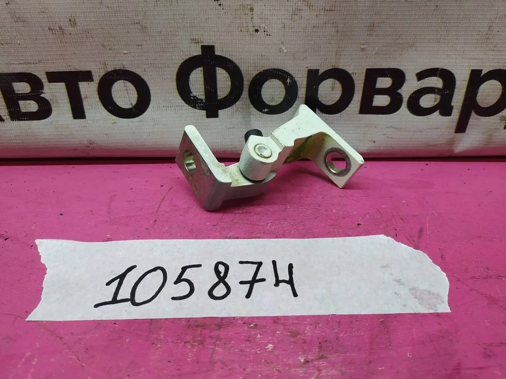 Петля левой двери VW TOUAREG 2010-2018 8K0831401A
