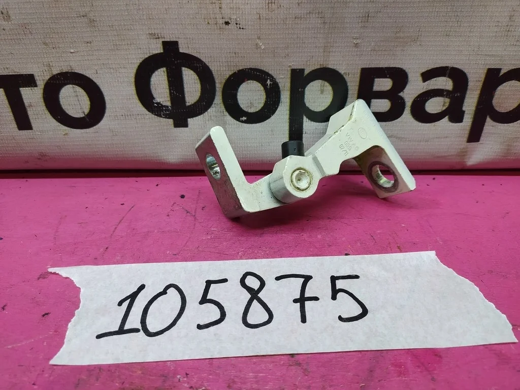 Петля левой двери VW TOUAREG 2010-2018 8K0831401A