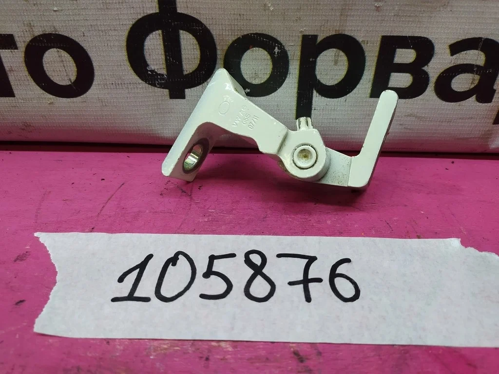 Петля правой двери VW TOUAREG 2010-2018 8K0831402A