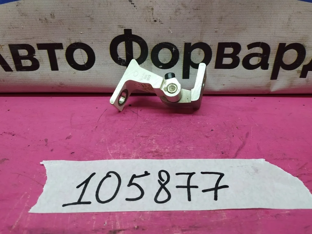 Петля правой двери VW TOUAREG 2010-2018 8K0831402A