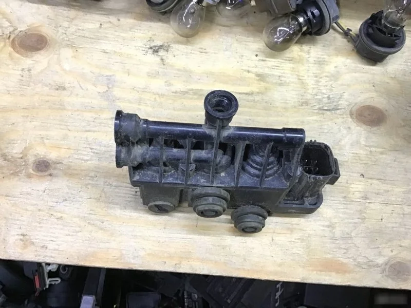 Клапан пневмоподвески Land Rover Range Rover 3