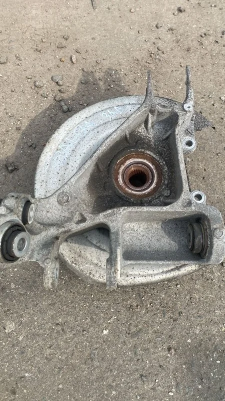 Поворотный кулак задний правый Land Rover Range