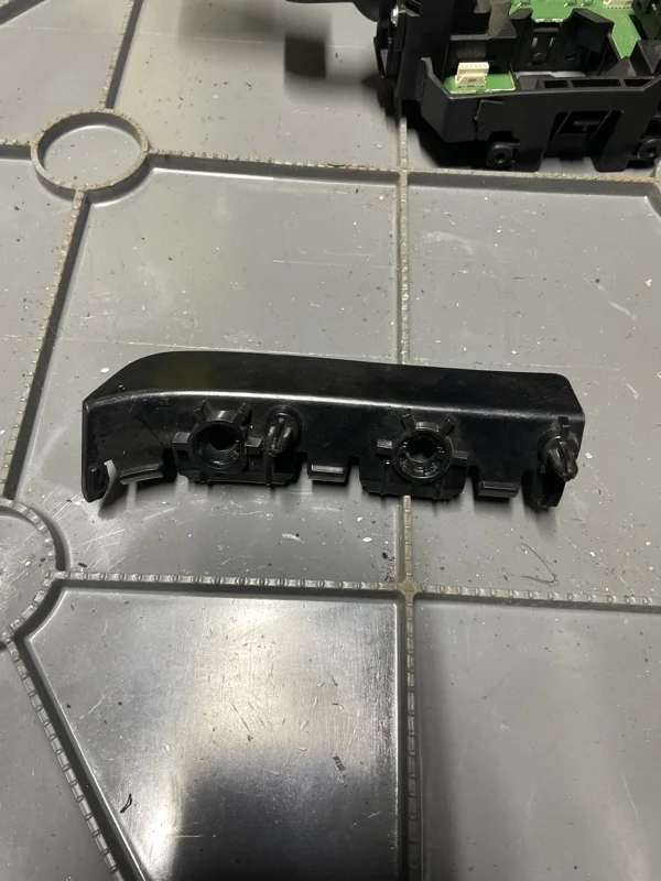 Кронштейн крепления бампера передний левый Land