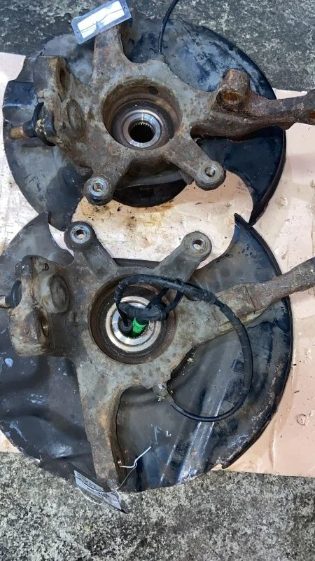 Поворотный кулак передний Land Rover Range Rover