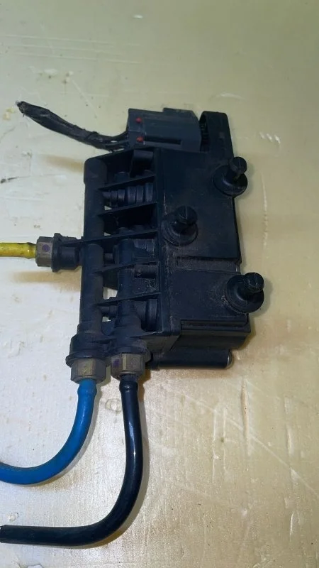 Блок клапанов пневмоподвески задний Land Rover