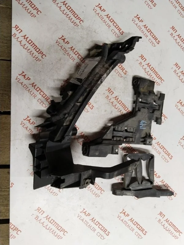 Крепление фары правое Audi Q5 CDN 2010