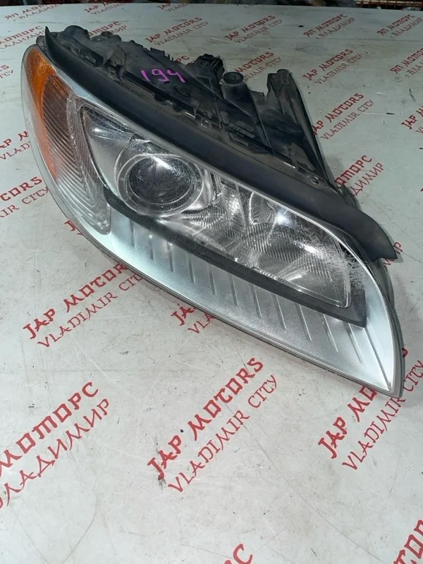 Фара ксеноновая передняя правая Volvo XC70 B6304T