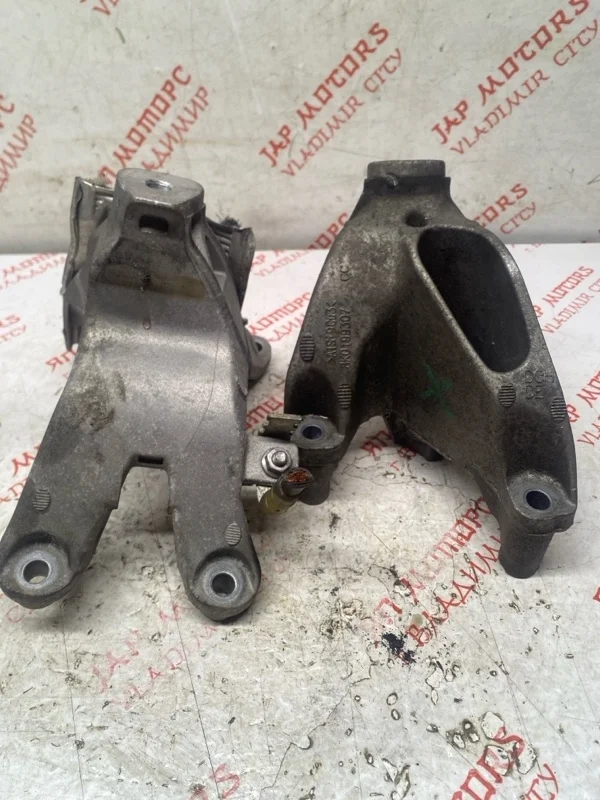 Кронштейн двигателя Audi A5 CDNC 2010