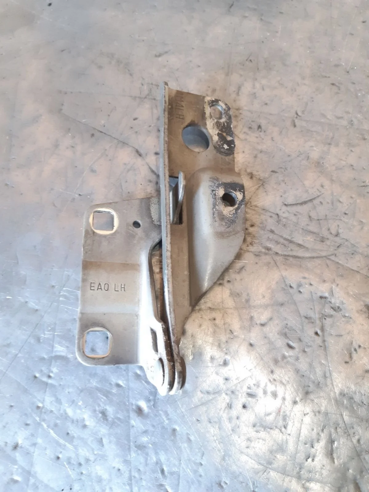 Петля капота левая Nissan Pathfinder III рестайлинг (2010—2014) 2011 KAF - бежевый