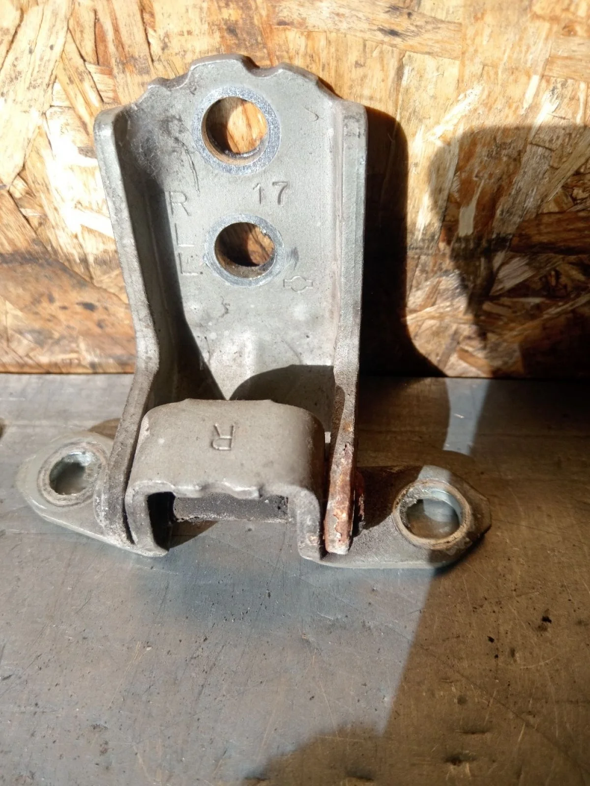 Петля двери передней Nissan Pathfinder III рестайлинг (2010—2014) 2011 KAF - бежевый